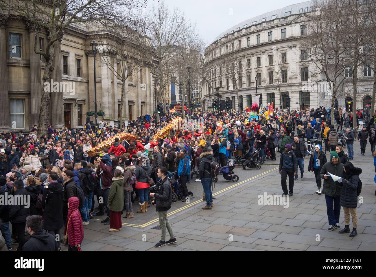 Große Menschenmengen an der Charing Cross Road beobachten die Parade der chinesischen Neujahrsfeier. London Stockfoto