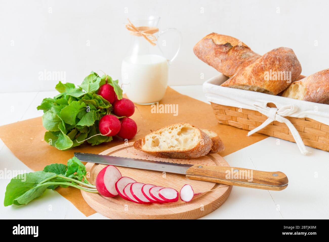 Italienische Rosmarinbrot, Ricotta-Käse, frisches Gemüse und Kräuter aus dem Garten, Rettich, Rucola, Mais-Salat, Zuckererbsen und Milch, woo Stockfoto