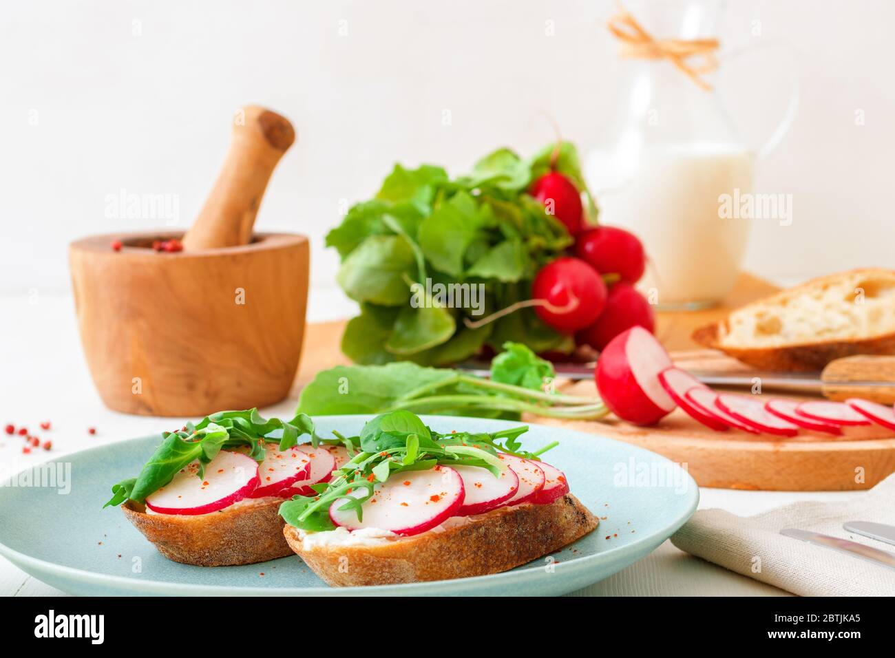 Italienische Rosmarinbrot, Ricotta-Käse, frisches Gemüse und Kräuter aus dem Garten, Rettich, Rucola, Mais-Salat, Zuckererbsen und Milch, woo Stockfoto