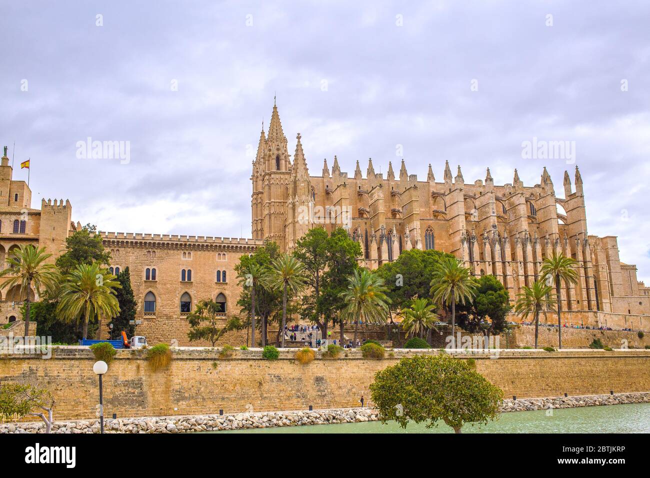 Kathedrale und Palast La Almudaina in Palma de Mallorca, Spanien Stockfoto