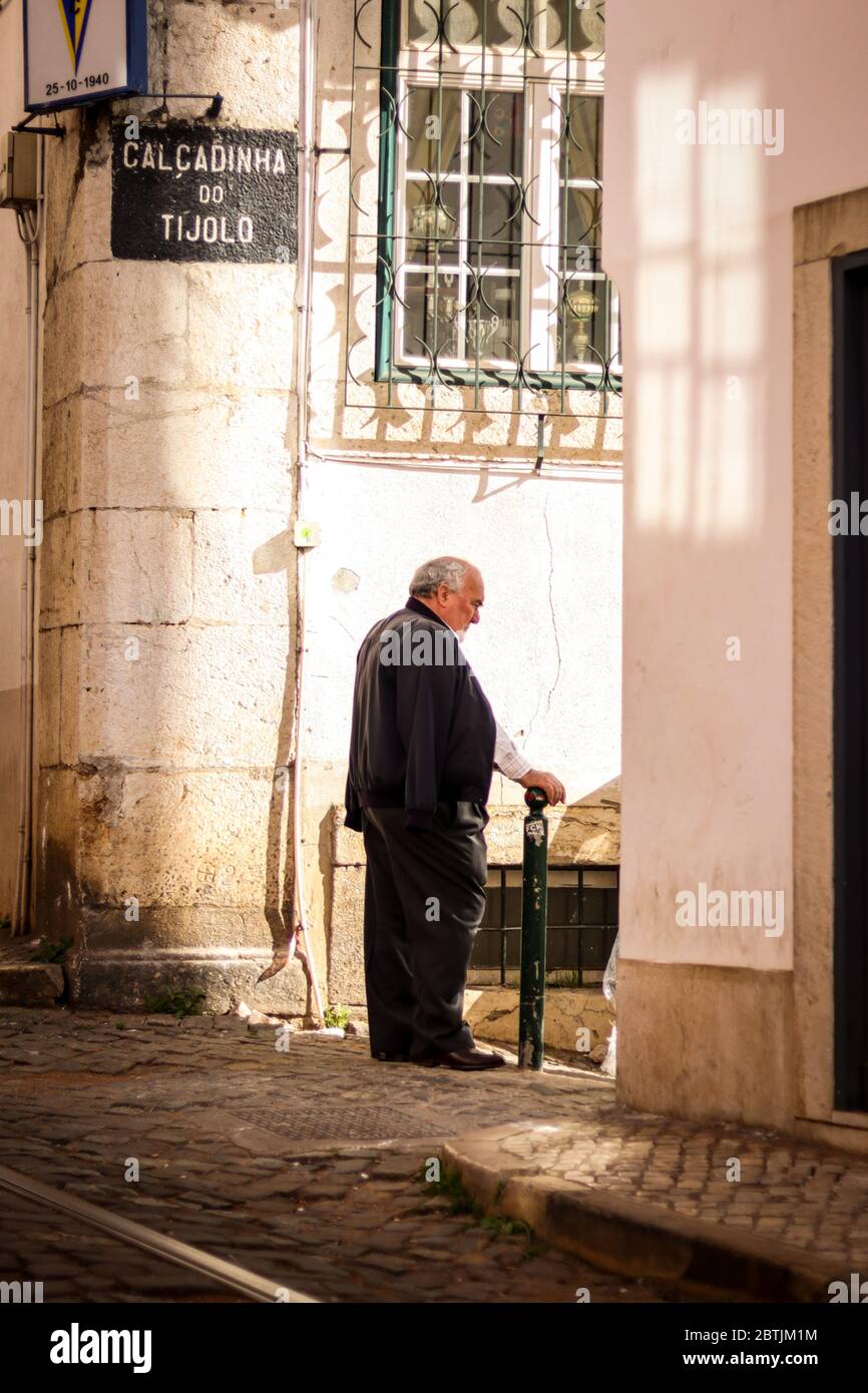 Lissabon ist Geschichte und Zeitgenossenschaft, alt und neu, hell und dunkel, Realität und Magie. Stockfoto