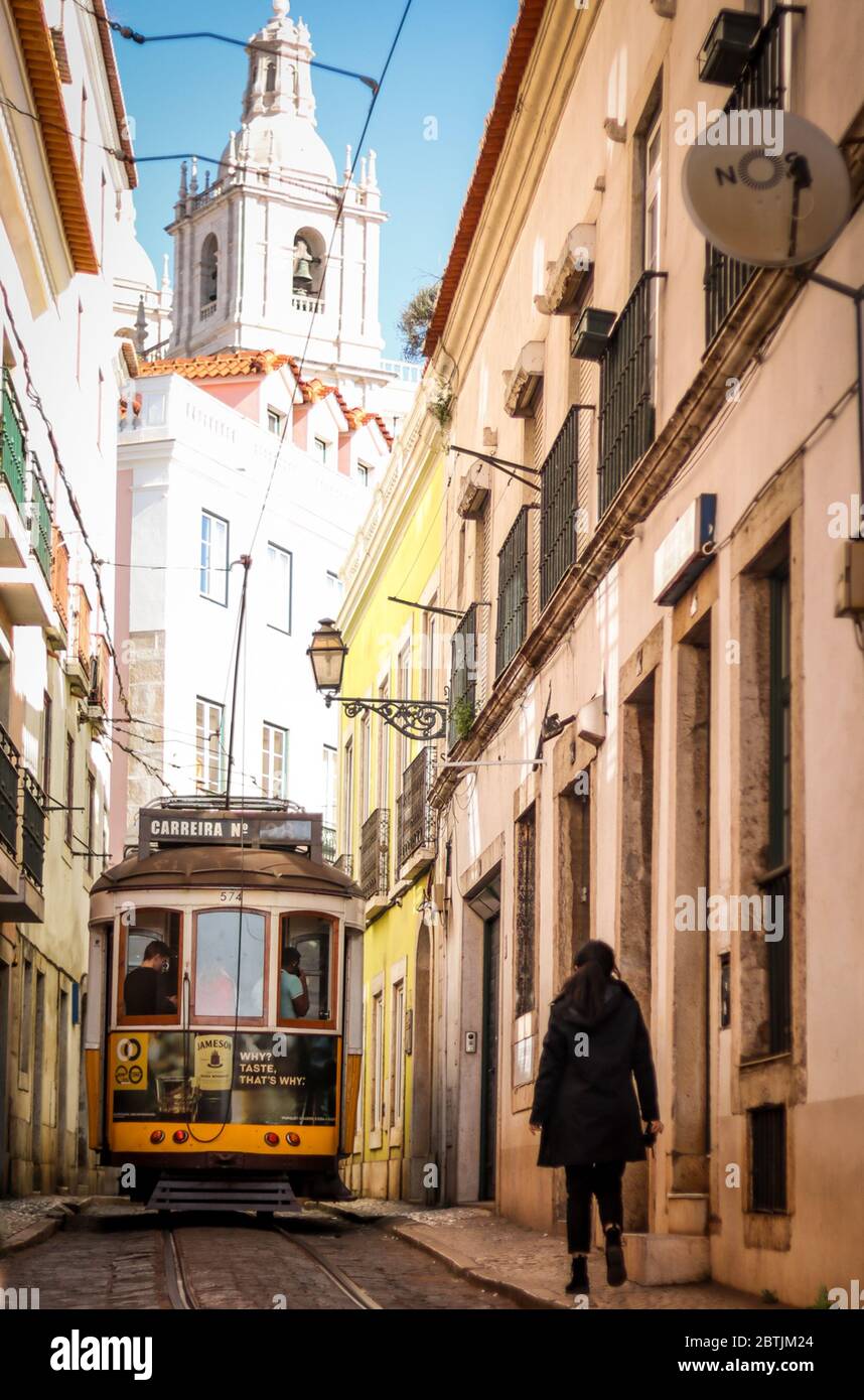 Lissabon ist Geschichte und Zeitgenossenschaft, alt und neu, hell und dunkel, Realität und Magie. Stockfoto