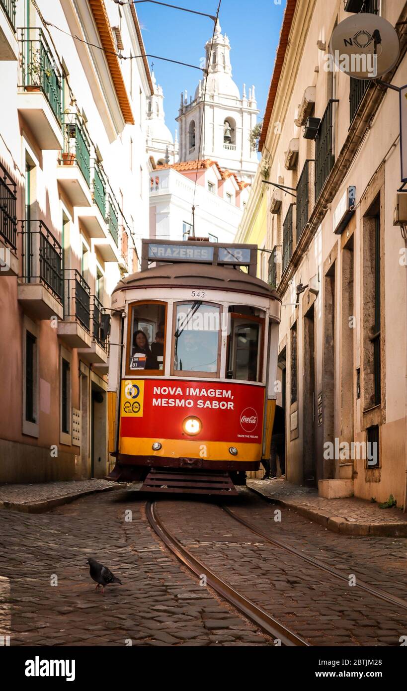 Lissabon ist Geschichte und Zeitgenossenschaft, alt und neu, hell und dunkel, Realität und Magie. Stockfoto