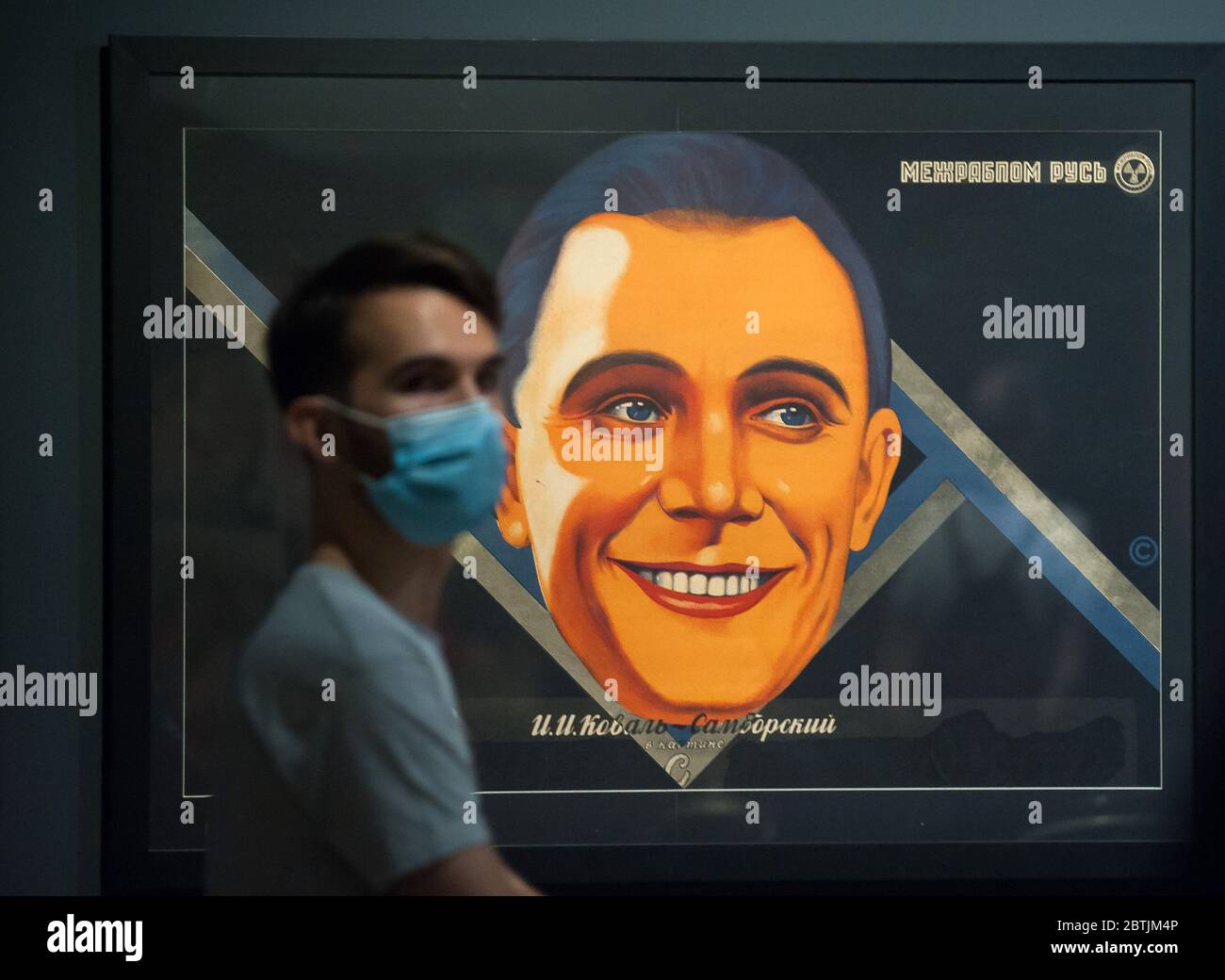 Ein Blick auf eines der Gemälde in der Ausstellung von "Breaking the silence. Der Stummfilm in Russland" während Phase 1 im Russischen Museum von Sankt Petersburg.Spanien durchläuft einen Plan der Abseilung in Richtung einer "neuen Normalität" durch lockende Maßnahmen des COVID-19 Ausbruchs. Mehrere wichtige Museen der Stadt Málaga haben nach dem Beginn des Notstandes wieder eröffnet und garantieren Sicherheitsmaßnahmen wie Gesichtsmasken, Desinfektionsmittel, Temperaturscans am Eingang der Museen. Stockfoto