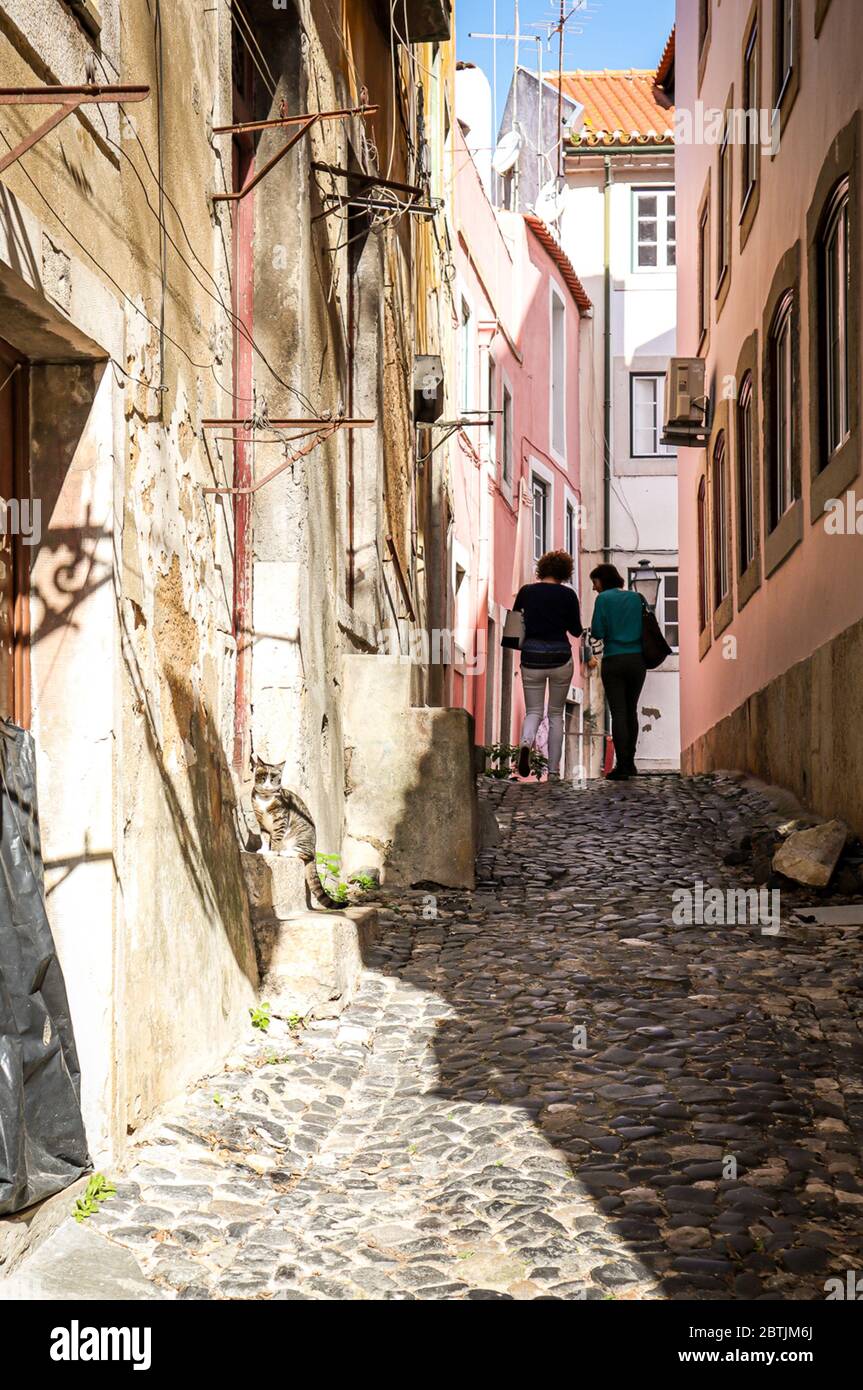 Lissabon ist Geschichte und Zeitgenossenschaft, alt und neu, hell und dunkel, Realität und Magie. Stockfoto
