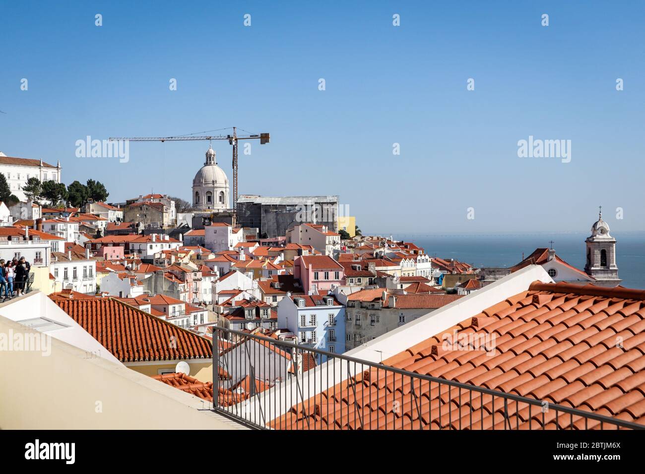 Lissabon ist Geschichte und Zeitgenossenschaft, alt und neu, hell und dunkel, Realität und Magie. Stockfoto