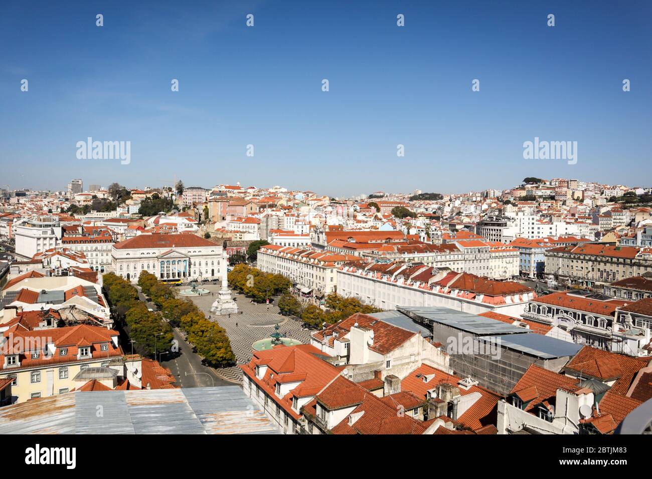 Lissabon ist Geschichte und Zeitgenossenschaft, alt und neu, hell und dunkel, Realität und Magie. Stockfoto
