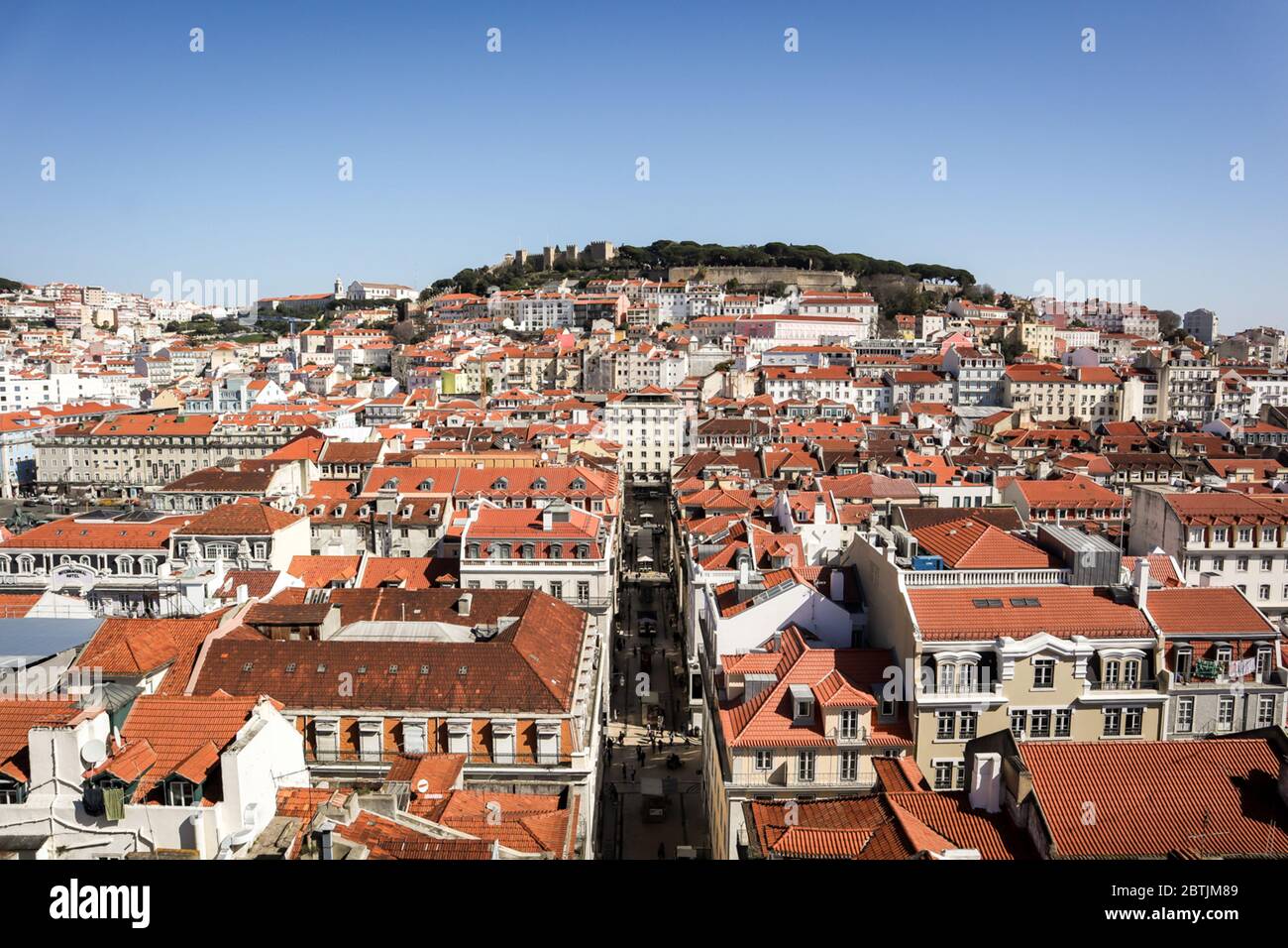 Lissabon ist Geschichte und Zeitgenossenschaft, alt und neu, hell und dunkel, Realität und Magie. Stockfoto