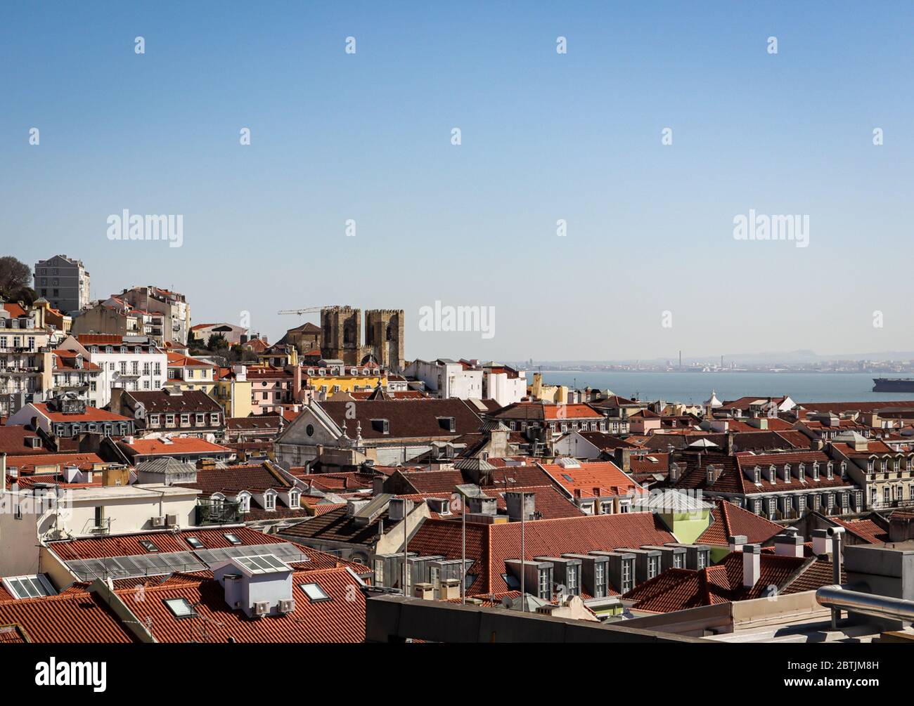 Lissabon ist Geschichte und Zeitgenossenschaft, alt und neu, hell und dunkel, Realität und Magie. Stockfoto