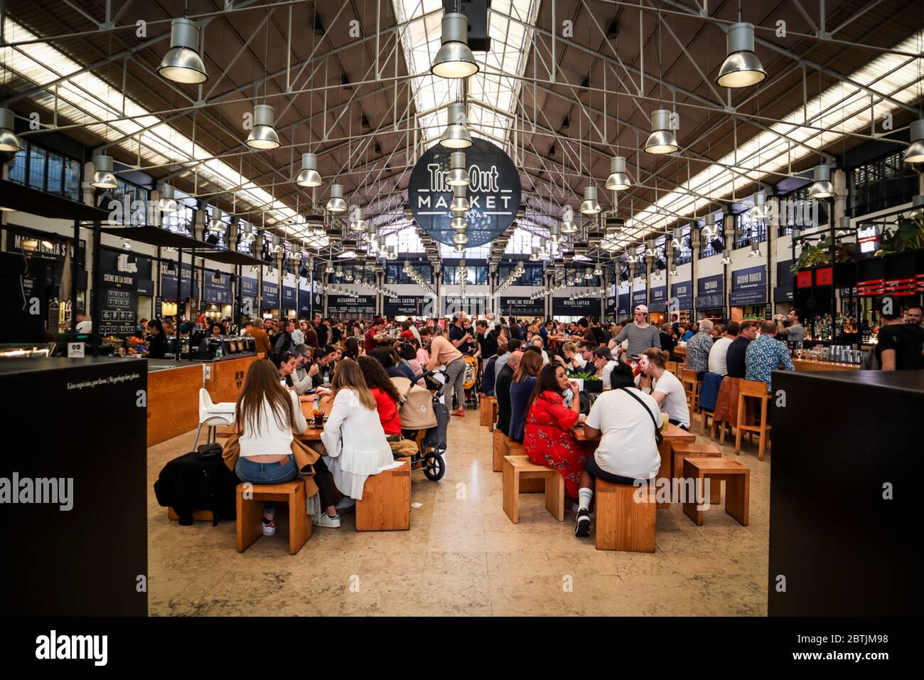Lissabon ist Geschichte und Zeitgenossenschaft, alt und neu, hell und dunkel, Realität und Magie. Stockfoto