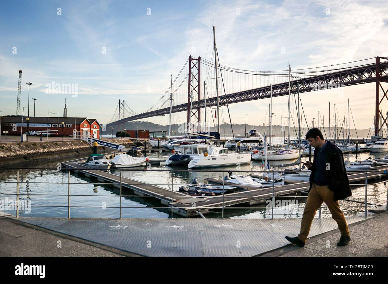 Lissabon ist Geschichte und Zeitgenossenschaft, alt und neu, hell und dunkel, Realität und Magie. Stockfoto