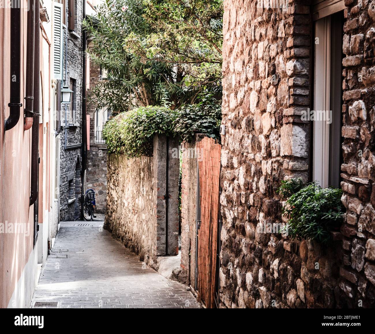 Eine alte Wohnstraße in der Stadt Sirmione in der Lombardei, Italien Stockfoto