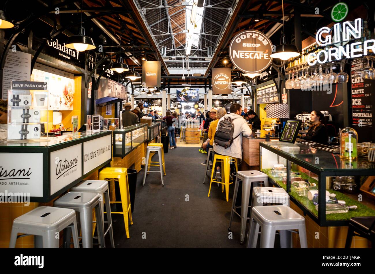 Lissabon ist Geschichte und Zeitgenossenschaft, alt und neu, hell und dunkel, Realität und Magie. Stockfoto