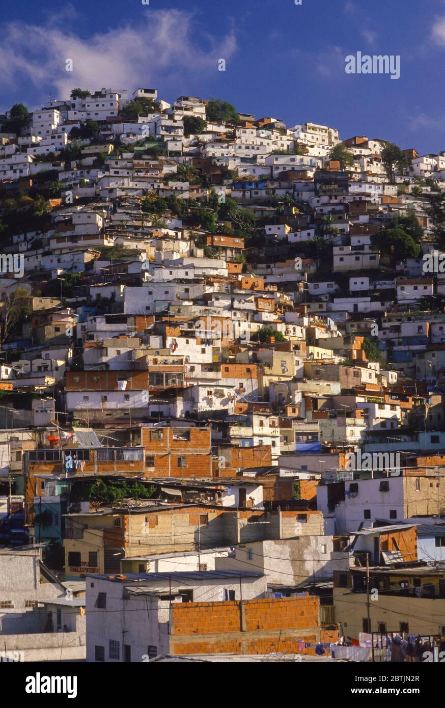 CARACAS, VENEZUELA, FEBRUAR 1987 - Einkommenwohnerranchitos, Slums, auf einem Hügel. Stockfoto