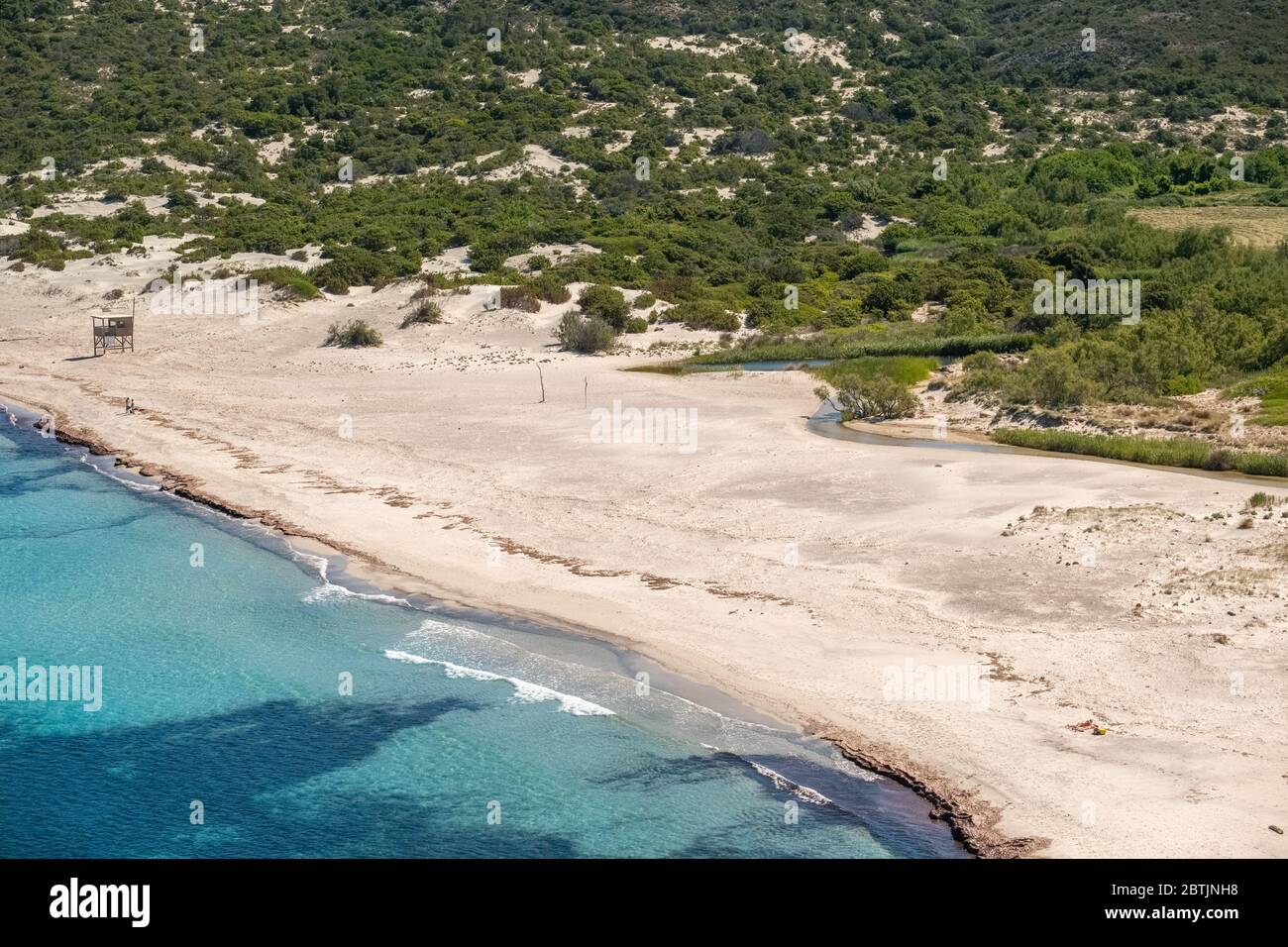 Das türkisfarbene Mittelmeer, das auf einen fast menschenleeren Strand von Ostriconi in der Balagne von Korsika blickt Stockfoto