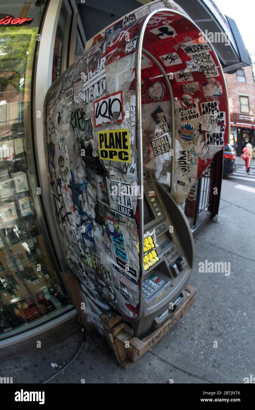 New York, New York, USA. Mai 2020. Graffitti während der COVID-19 Pandemie auf einem Geldautomaten. Kredit: Billy Tompkins/ZUMA Wire/Alamy Live News Stockfoto
