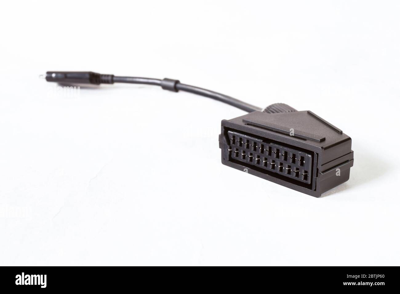 SCART-Anschluss isoliert auf weiß. Der schwarze Adapter für Videosignal. Stockfoto