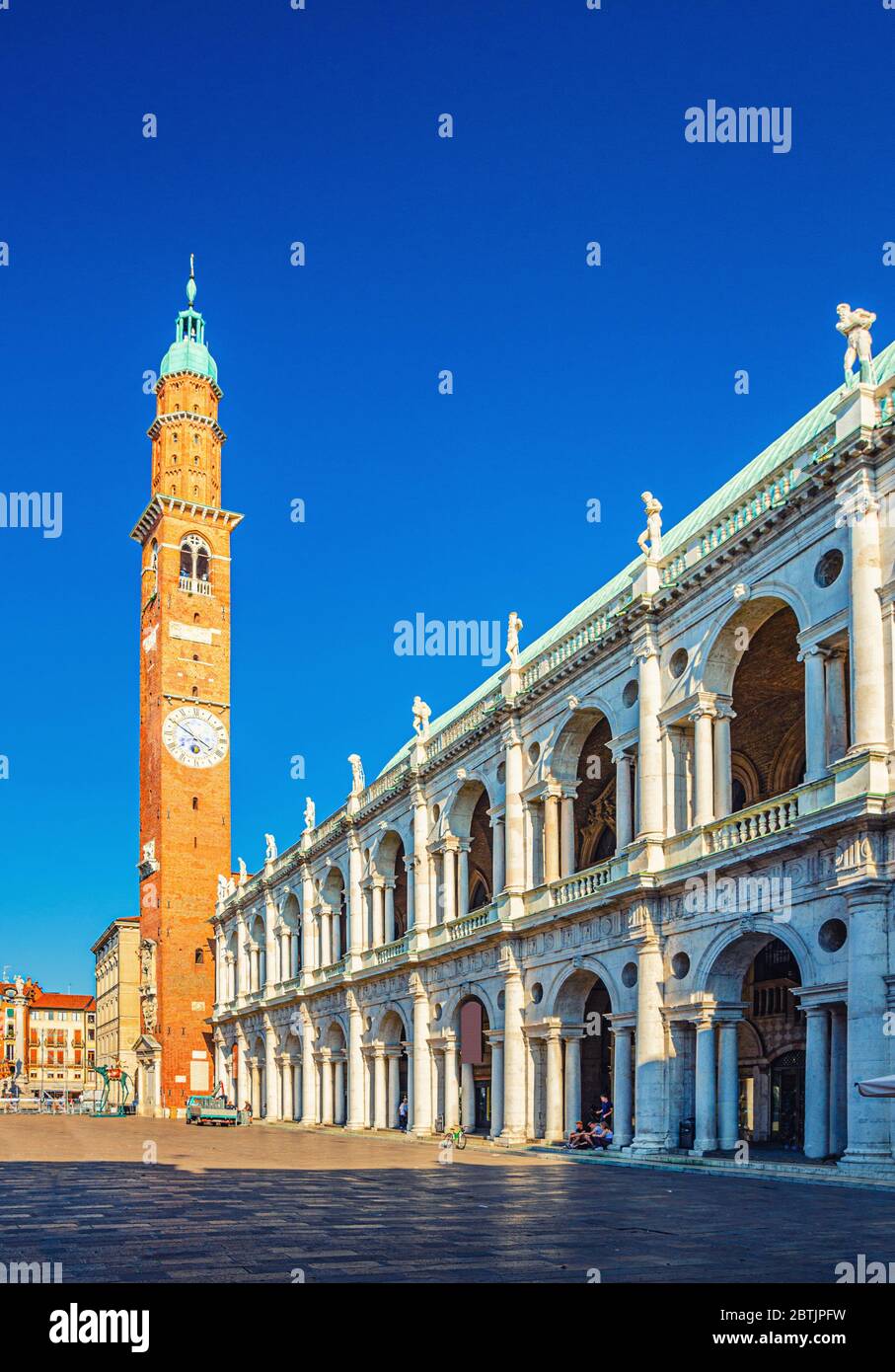 Basilica Palladiana Renaissance-Gebäude und Torre Bissara Uhrturm auf der Piazza dei Signori Platz in alten historischen Stadtzentrum von Vicenza Stadt, vertikale Ansicht, Region Venetien, Italien Stockfoto