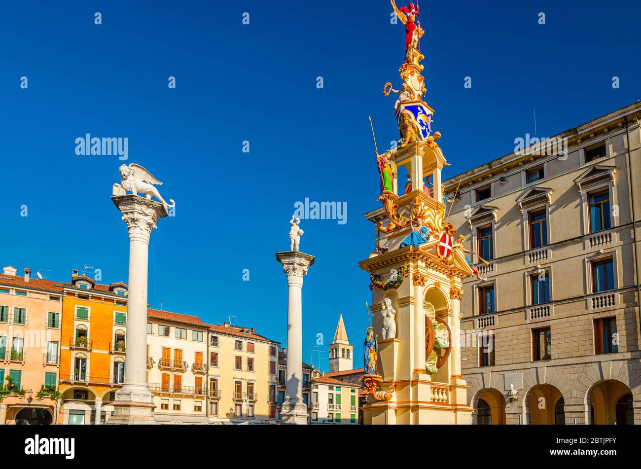 Säulen mit geflügeltem Löwen und Statuen auf der Piazza dei Signori, dem alten historischen Stadtzentrum von Vicenza, Venetien, Italien Stockfoto