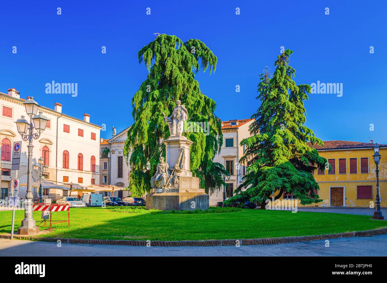 Denkmal Statue in Piazza del Duomo Platz in alten historischen Stadtzentrum von Vicenza Stadt, blauer Himmel Hintergrund, Venetien Region, Italien Stockfoto