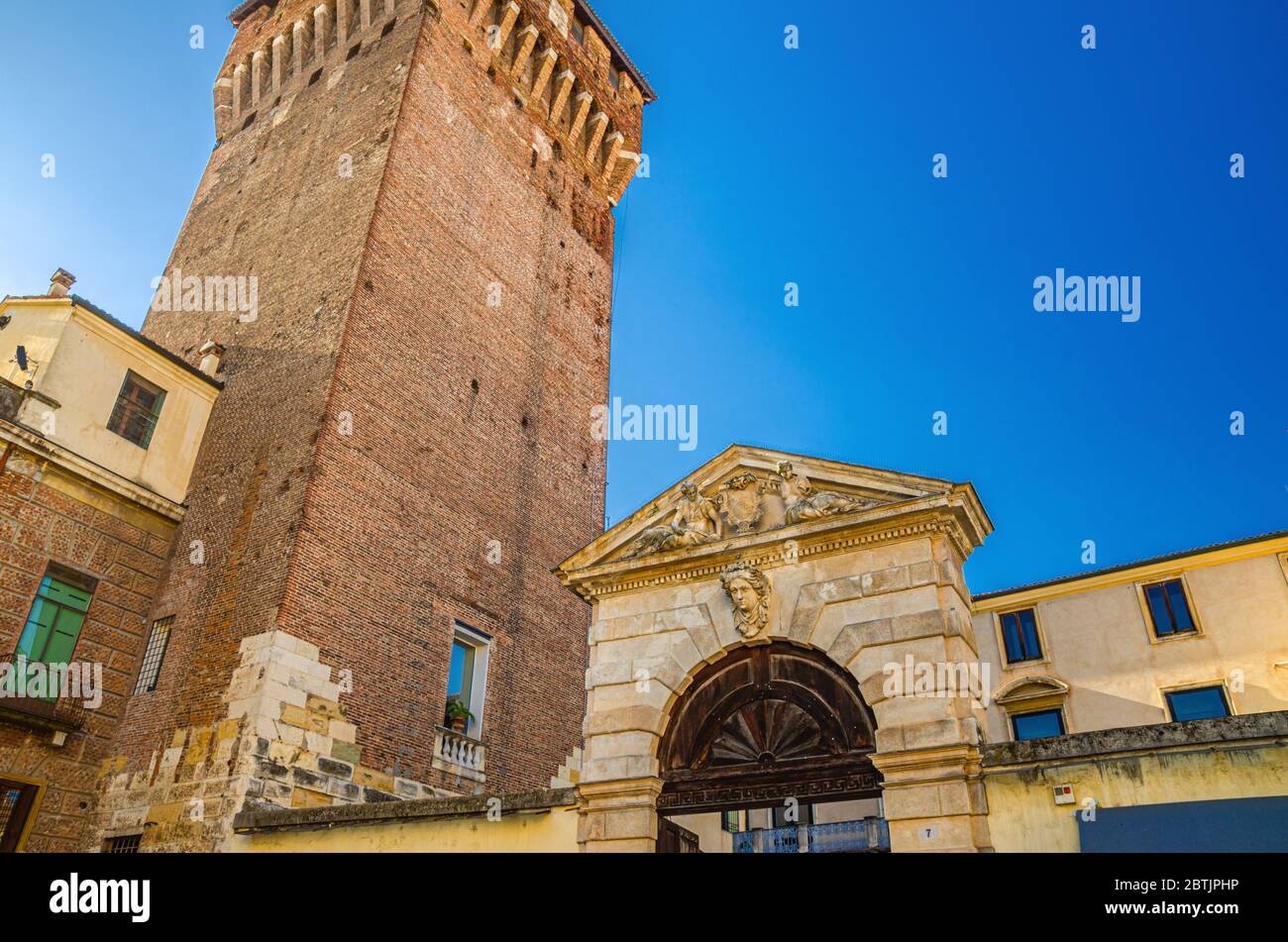 Porta Castello Turm Torre und Tor Terrazza Torrione Backsteingebäude in alten historischen Stadtzentrum von Vicenza Stadt, blauer Himmel Hintergrund, Region Venetien, Italien Stockfoto