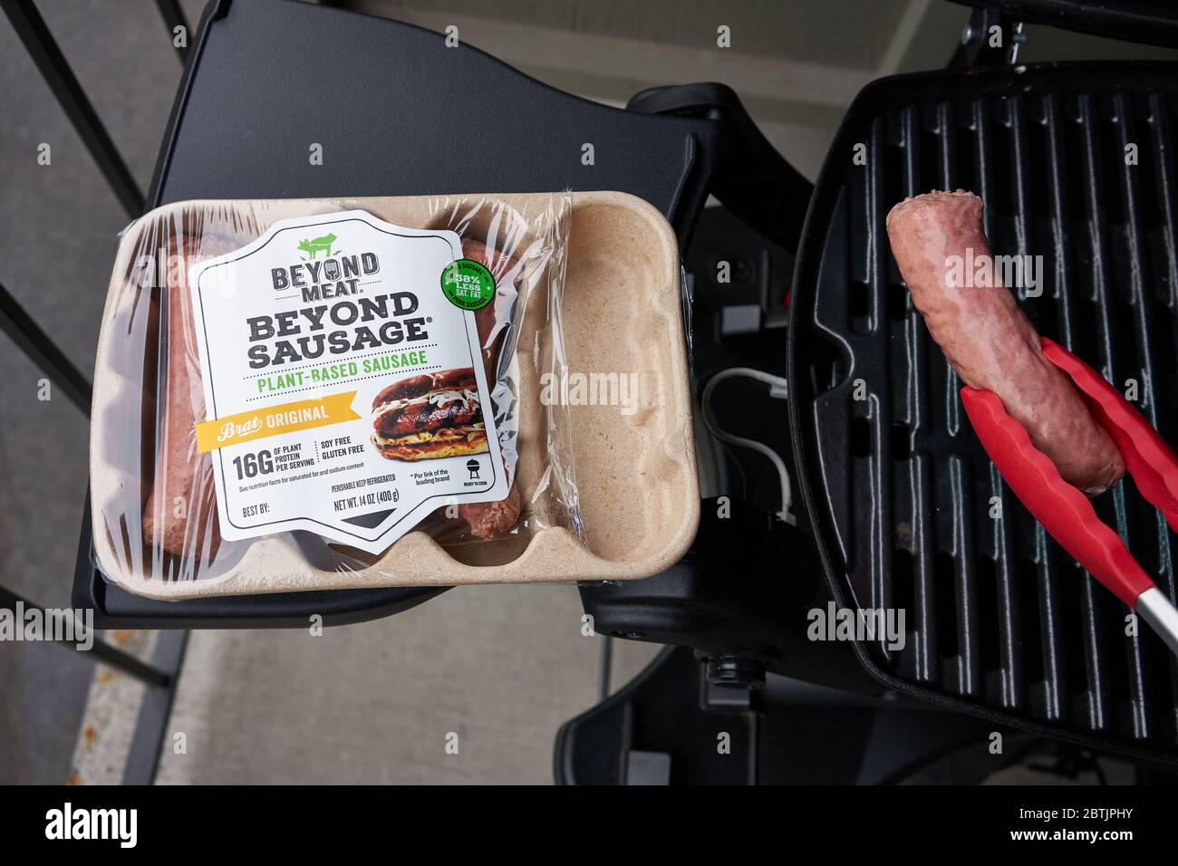 JENSEITS VON FLEISCH-Marke auf pflanzlicher Basis jenseits von Wurst auf dem Grill. Stockfoto
