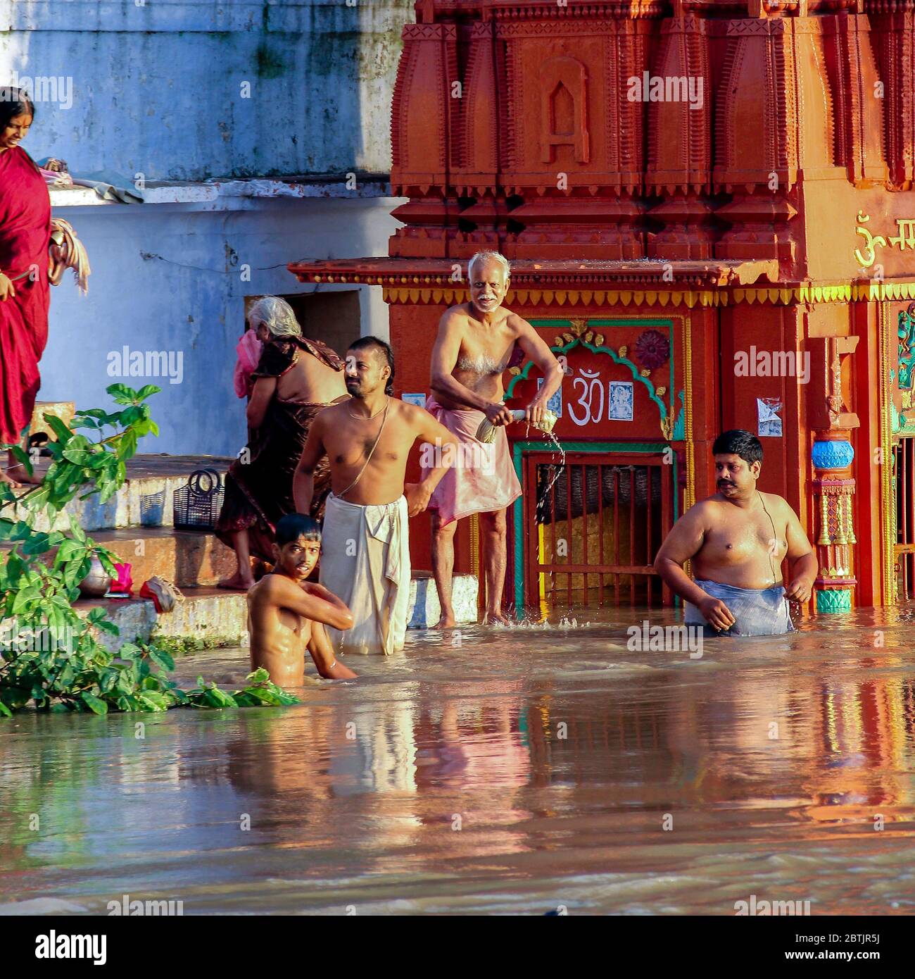 Indien, Varanasi - Bundesstaat Uttar Pradesh, 31. Juli 2013. Nach den Monsunen. Zahlreiche Gläubige baden im Fluss und führen ihre täglichen Gebete aus. Stockfoto