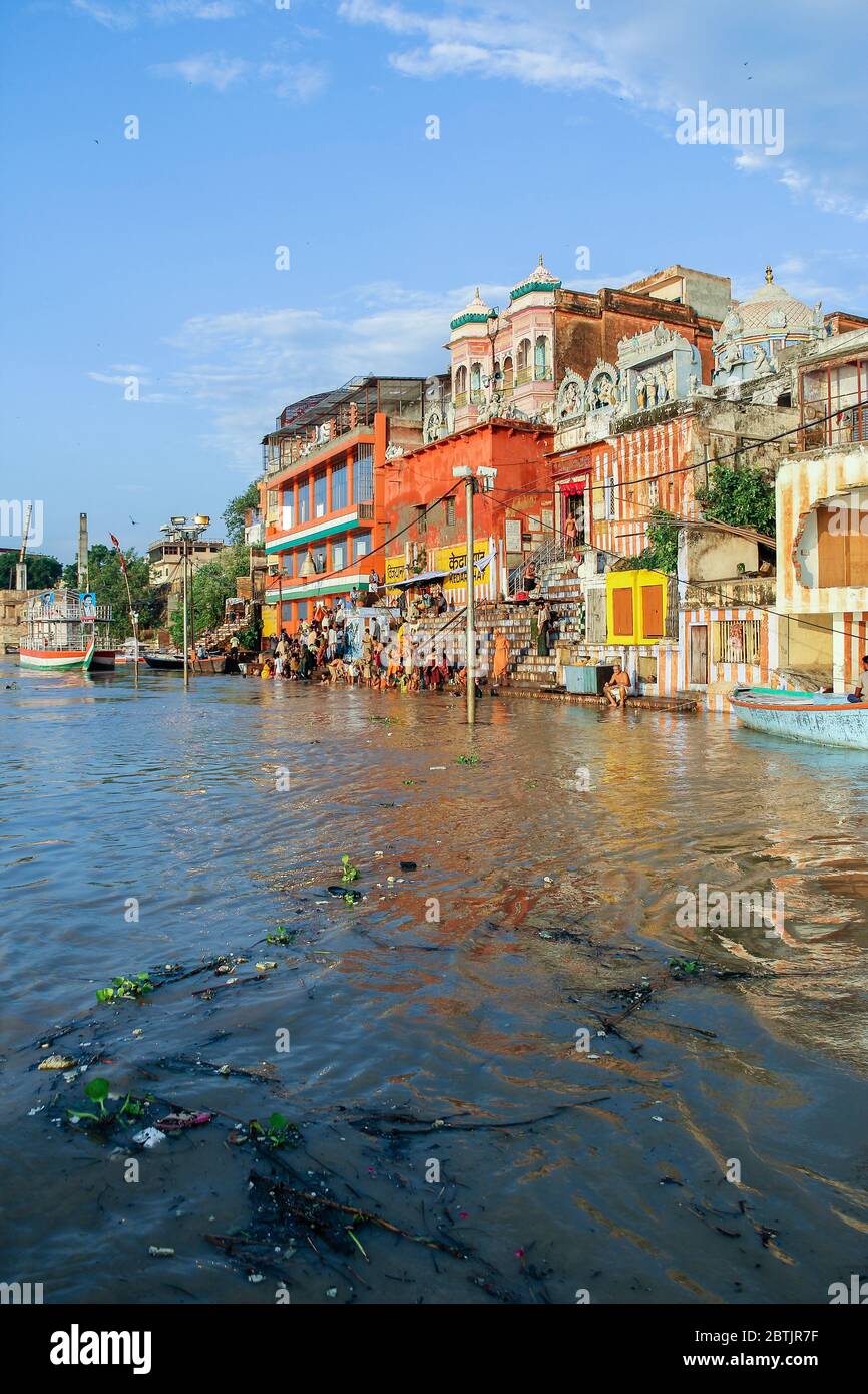 Indien, Varanasi - Bundesstaat Uttar Pradesh, 31. Juli 2013. Nach den Monsunen. Zahlreiche Gläubige baden im Fluss und führen ihre täglichen Gebete aus. Stockfoto