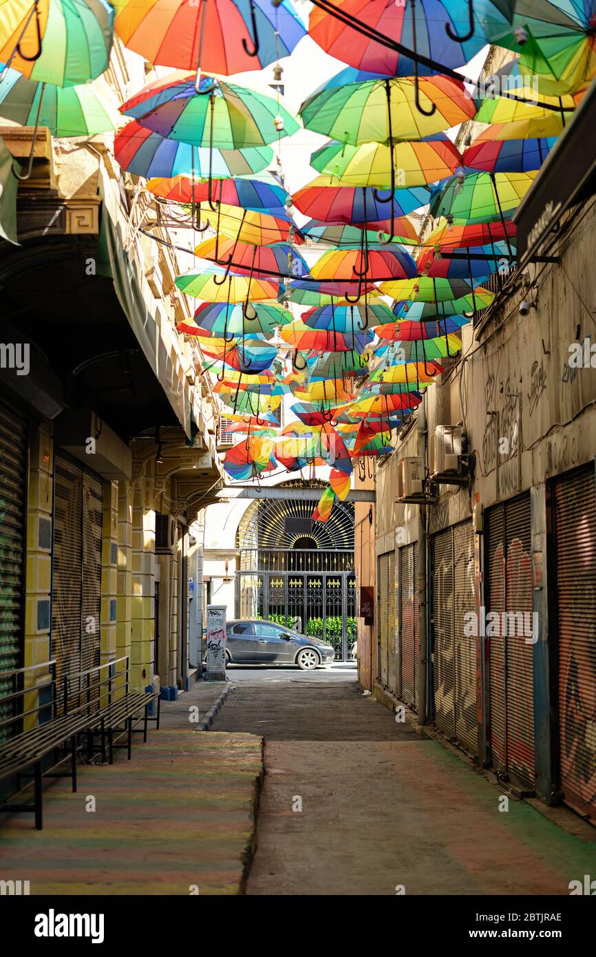 Türkei, Istanbul - Mai 2020. Hintergrund bunte Regenbogen verschiedene  Farben Regenschirme. Unban touristischen Straßendekoration. Istanbul,  Karakoy. Reisen im Sommer Stockfotografie - Alamy
