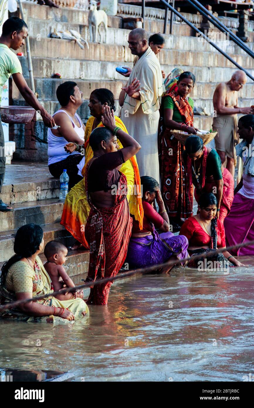 Indien, Varanasi - Bundesstaat Uttar Pradesh, 31. Juli 2013. Nach den Monsunen. Zahlreiche Gläubige baden im Fluss und führen ihre täglichen Gebete aus. Stockfoto