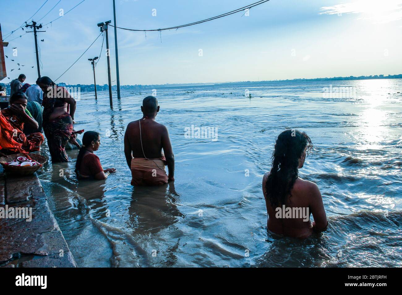 Indien, Varanasi - Bundesstaat Uttar Pradesh, 31. Juli 2013. Nach den Monsunen. Zahlreiche Gläubige baden im Fluss und führen ihre täglichen Gebete aus. Stockfoto