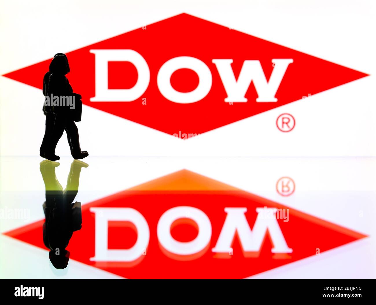 Silhouetten vor dem Logo der Dow Chemical Company. (Nur redaktionelle Verwendung) Stockfoto