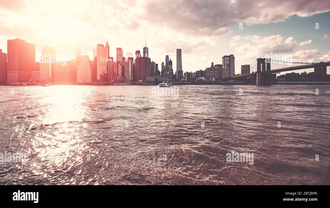 New York City Skyline von Brooklyn bei Sonnenuntergang, Farbgebung angewendet, USA. Stockfoto