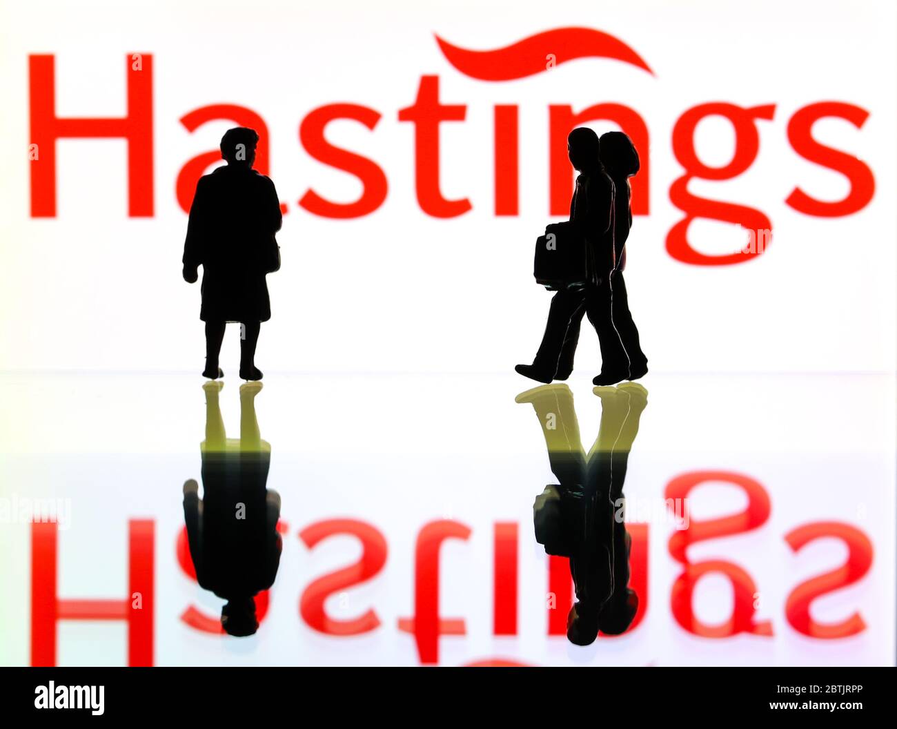 Silhouetten vor dem Logo der Hastings-Versicherung. (Nur redaktionelle Verwendung) Stockfoto