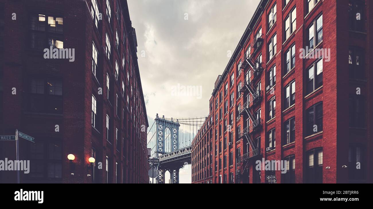 Dumbo und Manhattan Bridge, retro getöntes Bild, New York City, USA. Stockfoto
