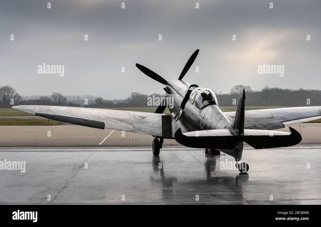 Spitfire Flugzeug in einem Flugzeug-Kleiderbügel Stockfoto