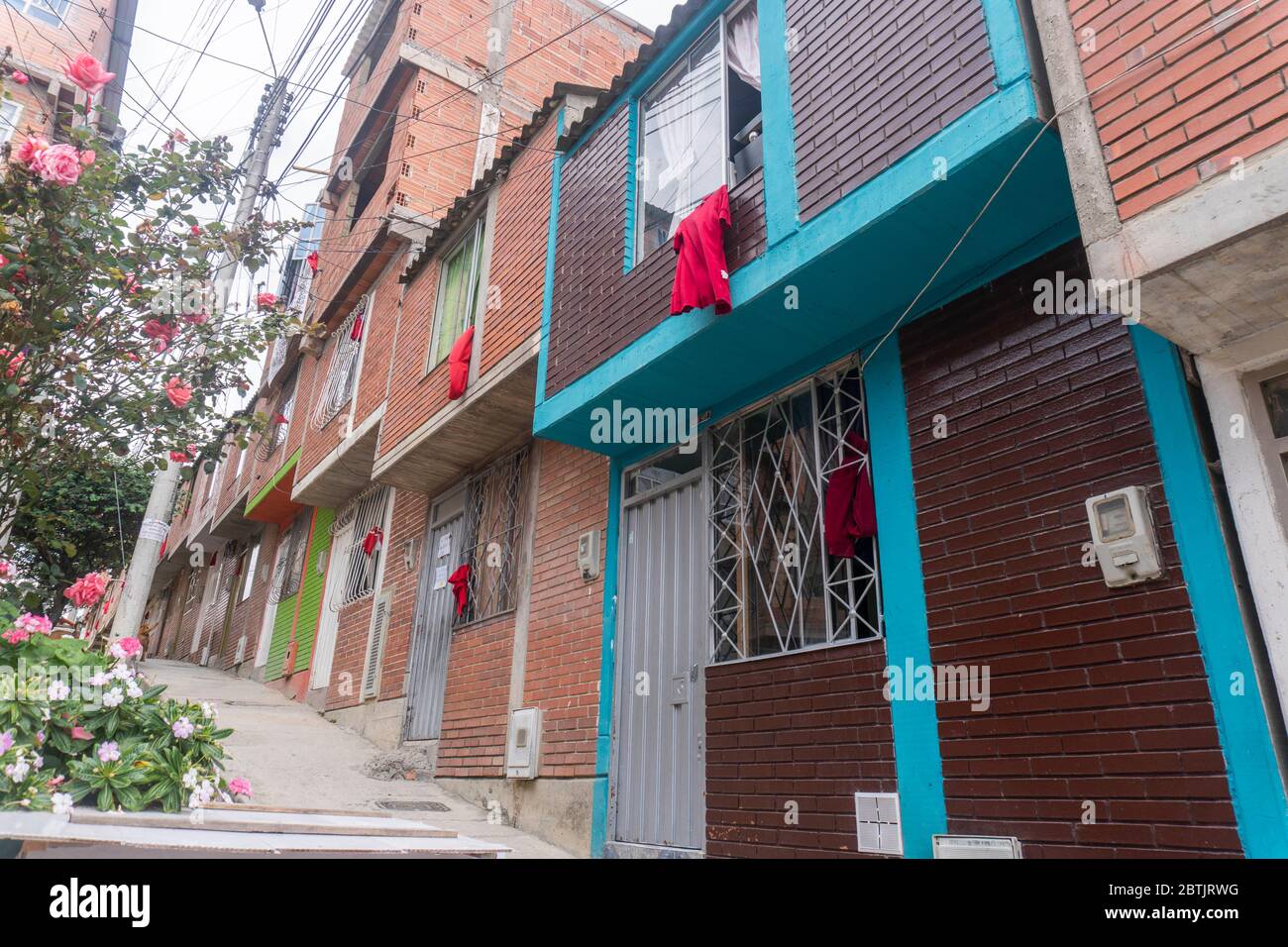 In den Fenstern vieler Stadtteile in Bogota, Kolumbien, hingen am 19. April 2020 die Ärmsten rote Lumpen als Zeichen der Hilfe. Der SOS der Armut inmitten der c Stockfoto