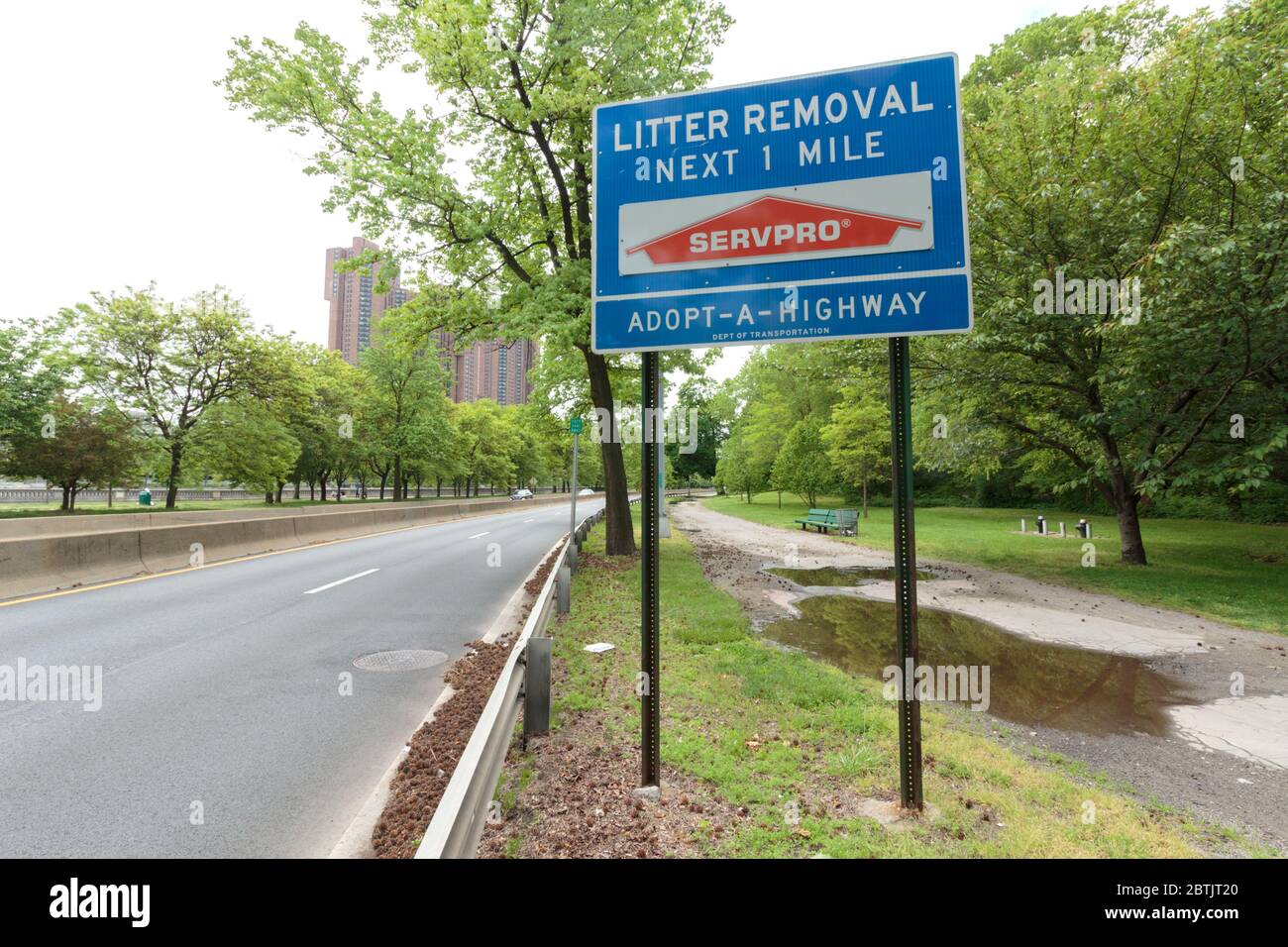 schild auf Harlem River Drive parkway besagt, dass es von Servpro unter dem New York City Department of Transportation Adopt-a-Highway-Programm angenommen wurde Stockfoto