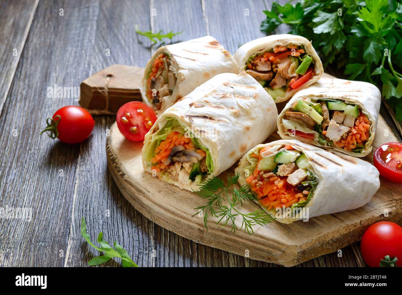 Frische Tortilla Wraps mit Huhn, Champignons und frischem Gemüse auf ...