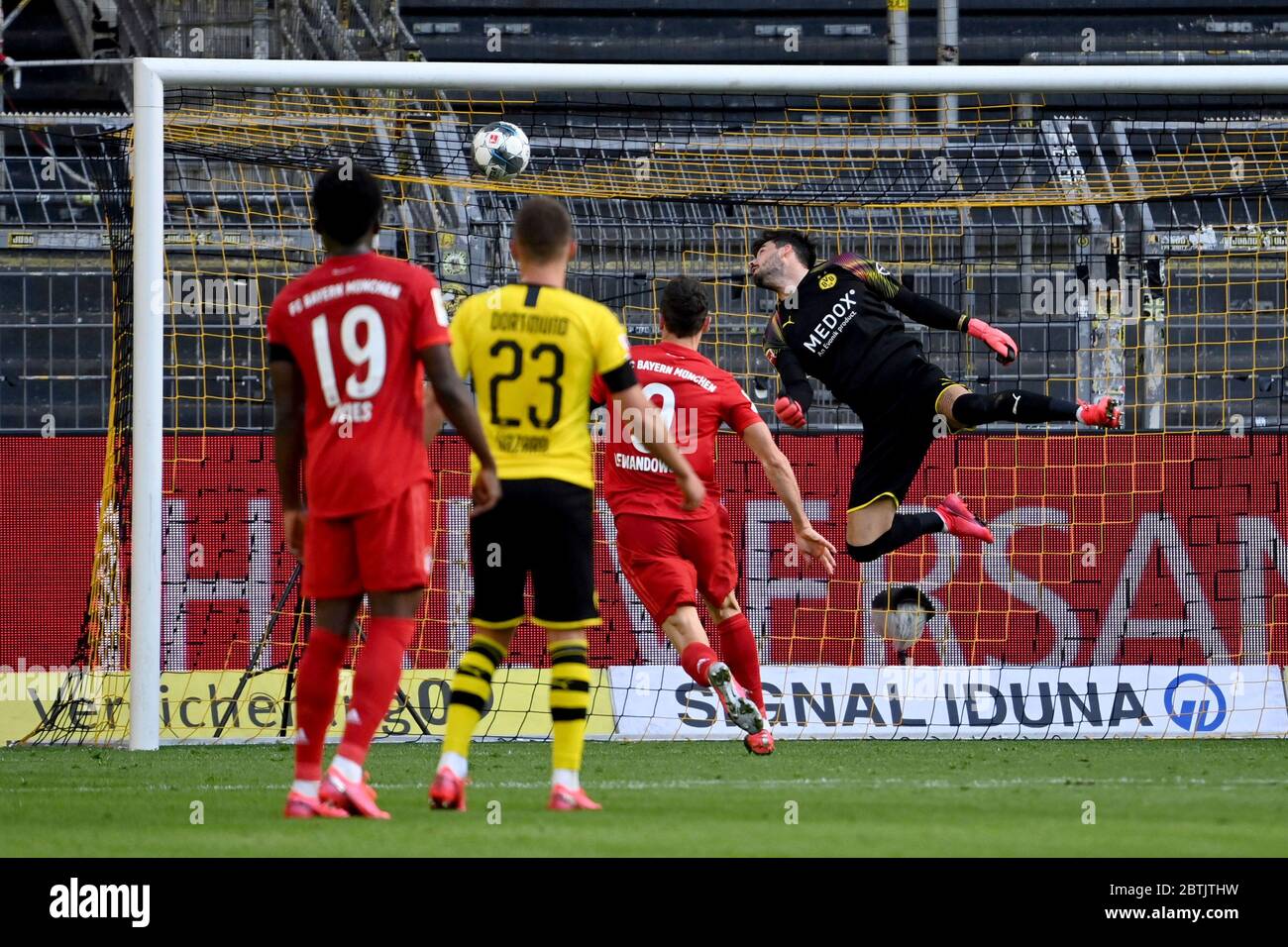 Dortmunds Torhüter Roman Buerki, rechts, scheitert an einem Schuss von Münchens Joshua Kimmich während des Bundesligaspieles zwischen Borussia Dortmund und dem FC Bayern München in Dortmund. Stockfoto