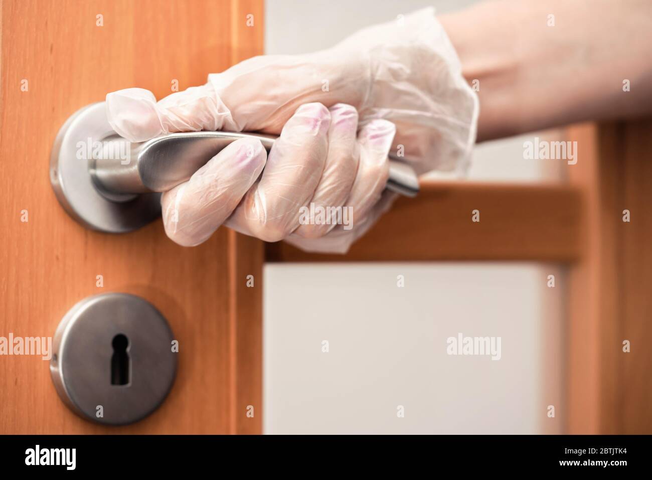 Handgriff aus Metall in Handschuhen - Virenschutz-Konzept Stockfoto