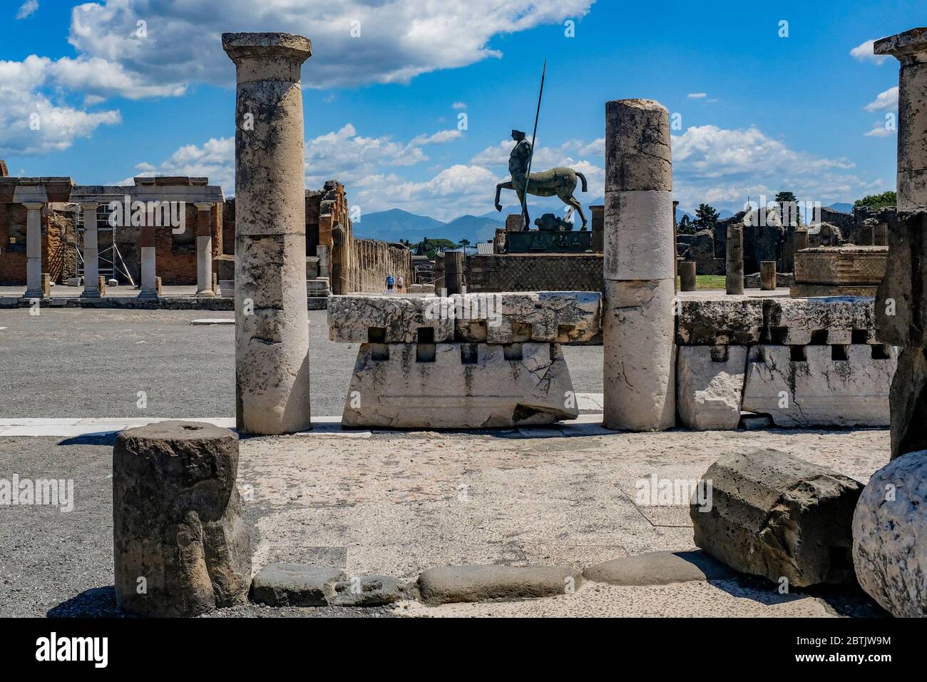 Generische Ansicht der archäologischen Stätte der antiken römischen Stadt Pompeji, die für die Öffentlichkeit mit sozialen und hygienischen Regeln wieder öffnet, ist im Inneren des Amphitheaters macht die römische Gruß dargestellt, nach Monaten der Schließung aufgrund einer Epidemie von Coronavirus (COVID-19) .                                     die archäologische Stätte der antiken römischen Stadt Pompeji, die sich mit Sozial- und Hygienevorschriften wieder der Öffentlichkeit öffnet, ist im Amphitheater dargestellt und lässt nach monatelanger Schließung aufgrund einer Coronavirus-Epidemie ( COVID-19) den römischen Gruß erstehen. Stockfoto