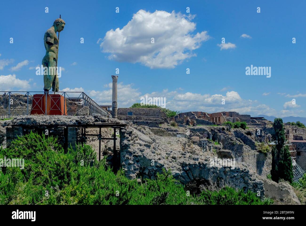 Generische Ansicht der archäologischen Stätte der antiken römischen Stadt Pompeji, die für die Öffentlichkeit mit sozialen und hygienischen Regeln wieder öffnet, ist im Inneren des Amphitheaters macht die römische Gruß dargestellt, nach Monaten der Schließung aufgrund einer Epidemie von Coronavirus (COVID-19) . Stockfoto