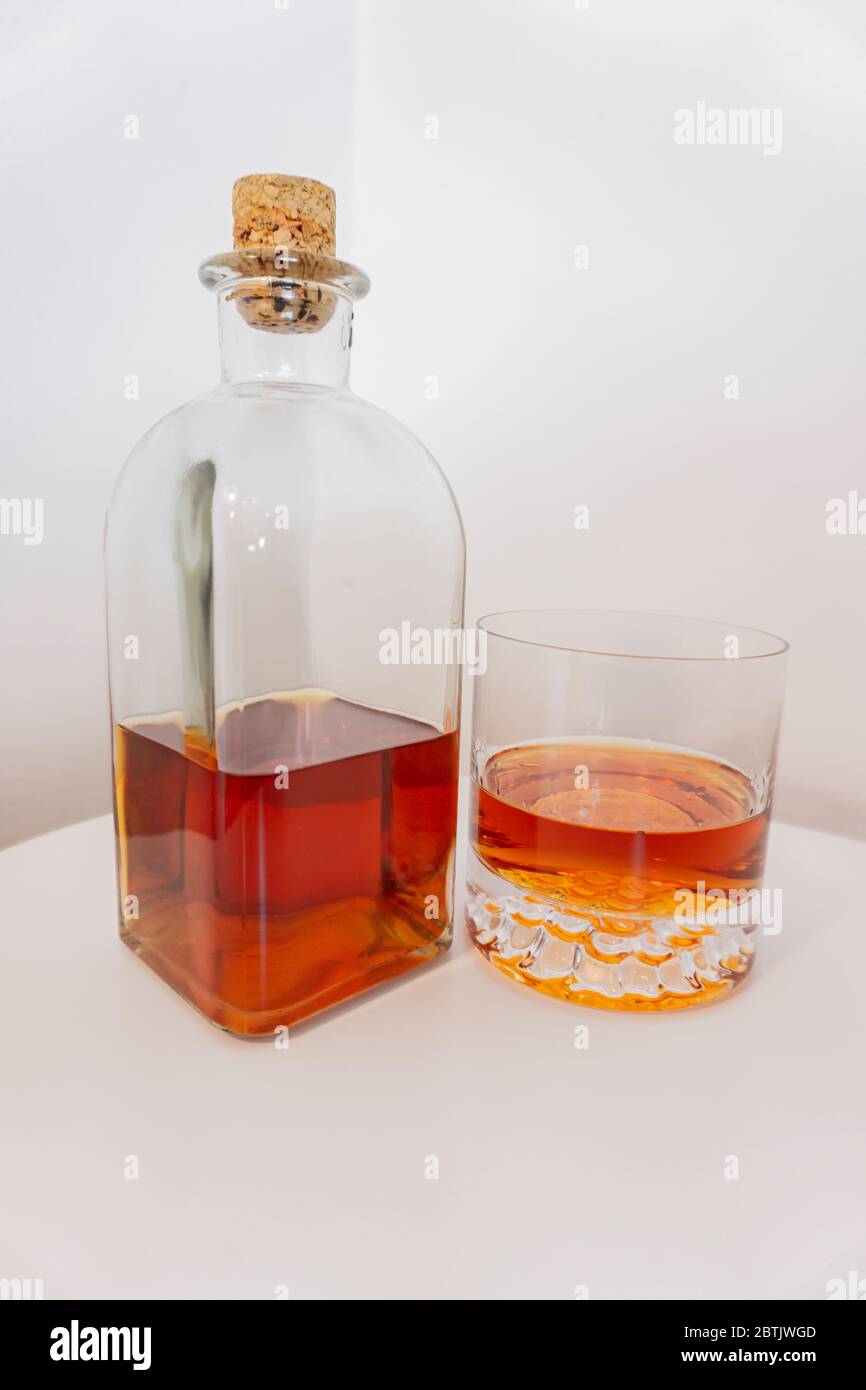 Glas Whiskey auf weißem Hintergrund Stockfoto