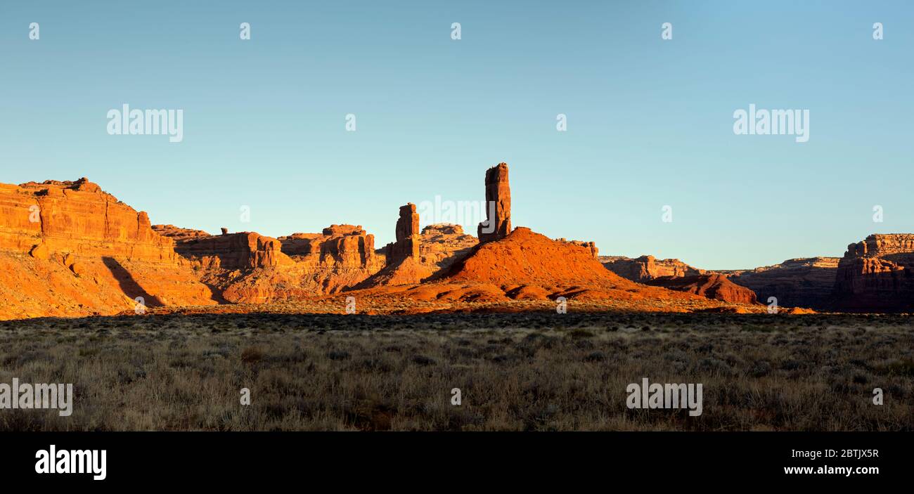 UT00622-00...UTAH - Rote Sandsteinrücken, Buten und Türme bei Sonnenaufgang im Valley of the Gods. Stockfoto