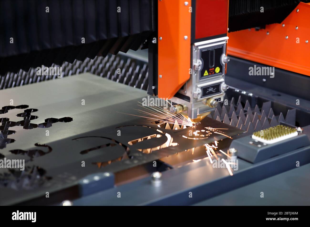 Plattenfaser-Laser-Schneidemaschine Nahaufnahme. Selektiver Fokus. Stockfoto
