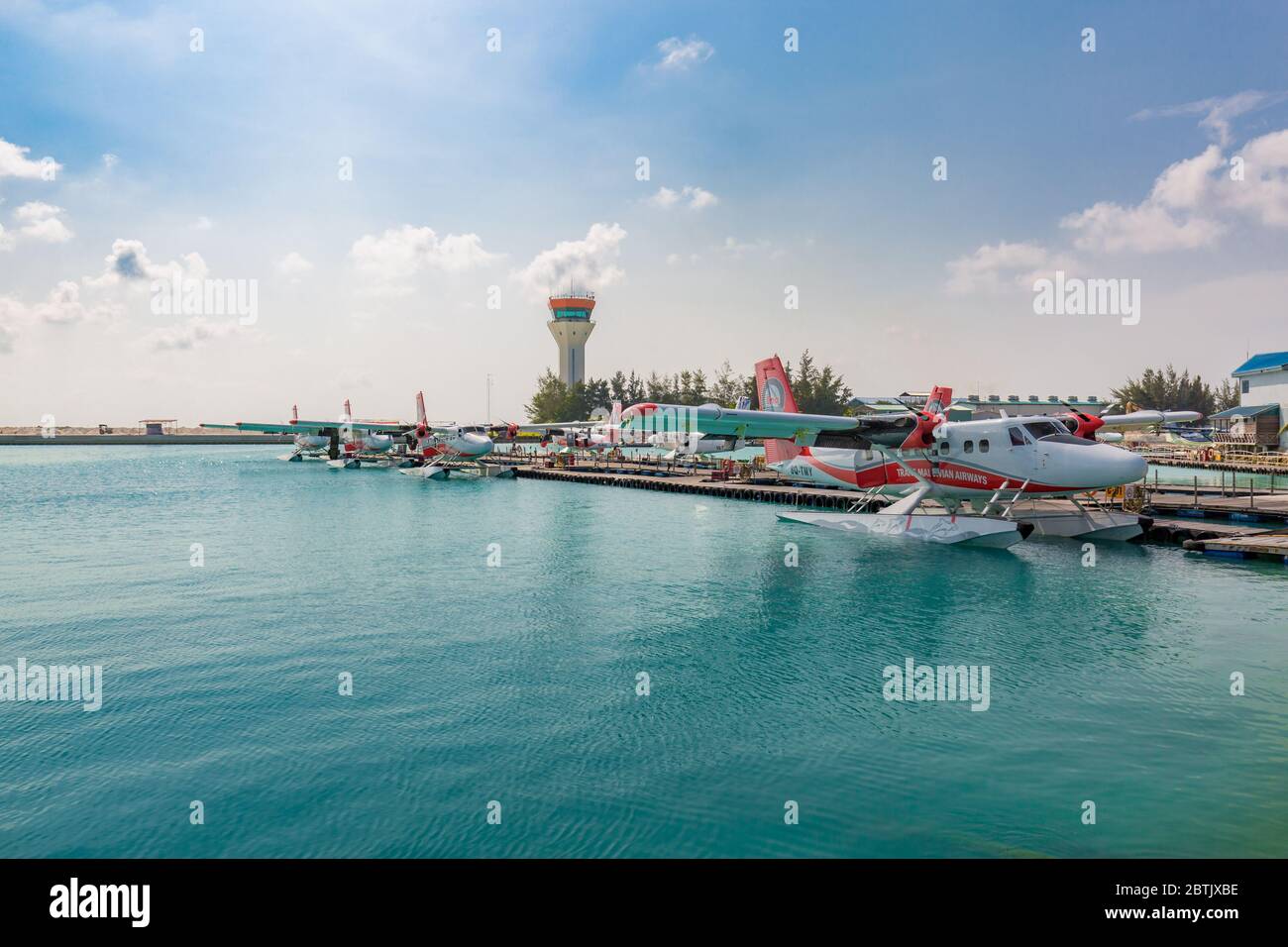Male, Malediven – 10. Mai 2019: TMA - Trans Maldivian Airways Twin Otter Wasserflugzeuge am Flughafen Male (MLE) auf den Malediven. Wasserflugzeug Parkplatz in Male Stockfoto