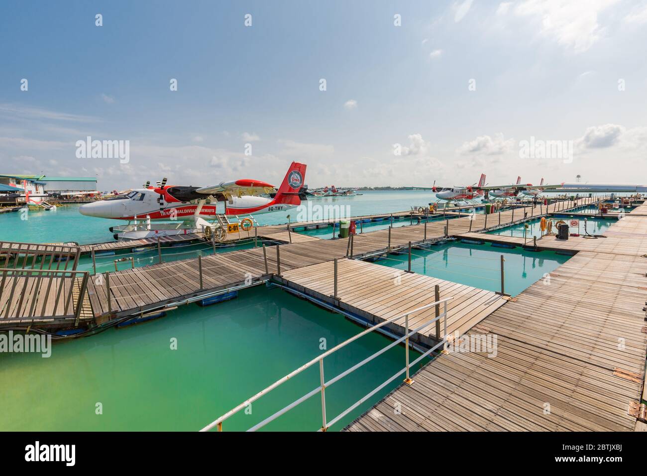 Male, Malediven – 10. Mai 2019: TMA - Trans Maldivian Airways Twin Otter Wasserflugzeuge am Flughafen Male (MLE) auf den Malediven. Wasserflugzeug Parkplatz in Male Stockfoto