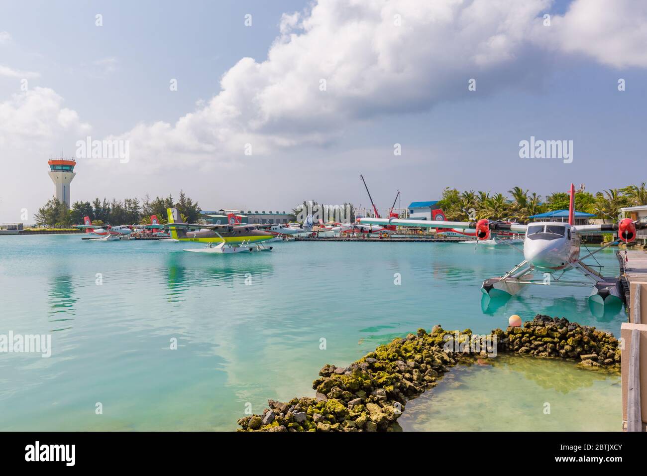 Male, Malediven – 10. Mai 2019: TMA - Trans Maldivian Airways Twin Otter Wasserflugzeuge am Flughafen Male (MLE) auf den Malediven. Wasserflugzeug Parkplatz in Male Stockfoto