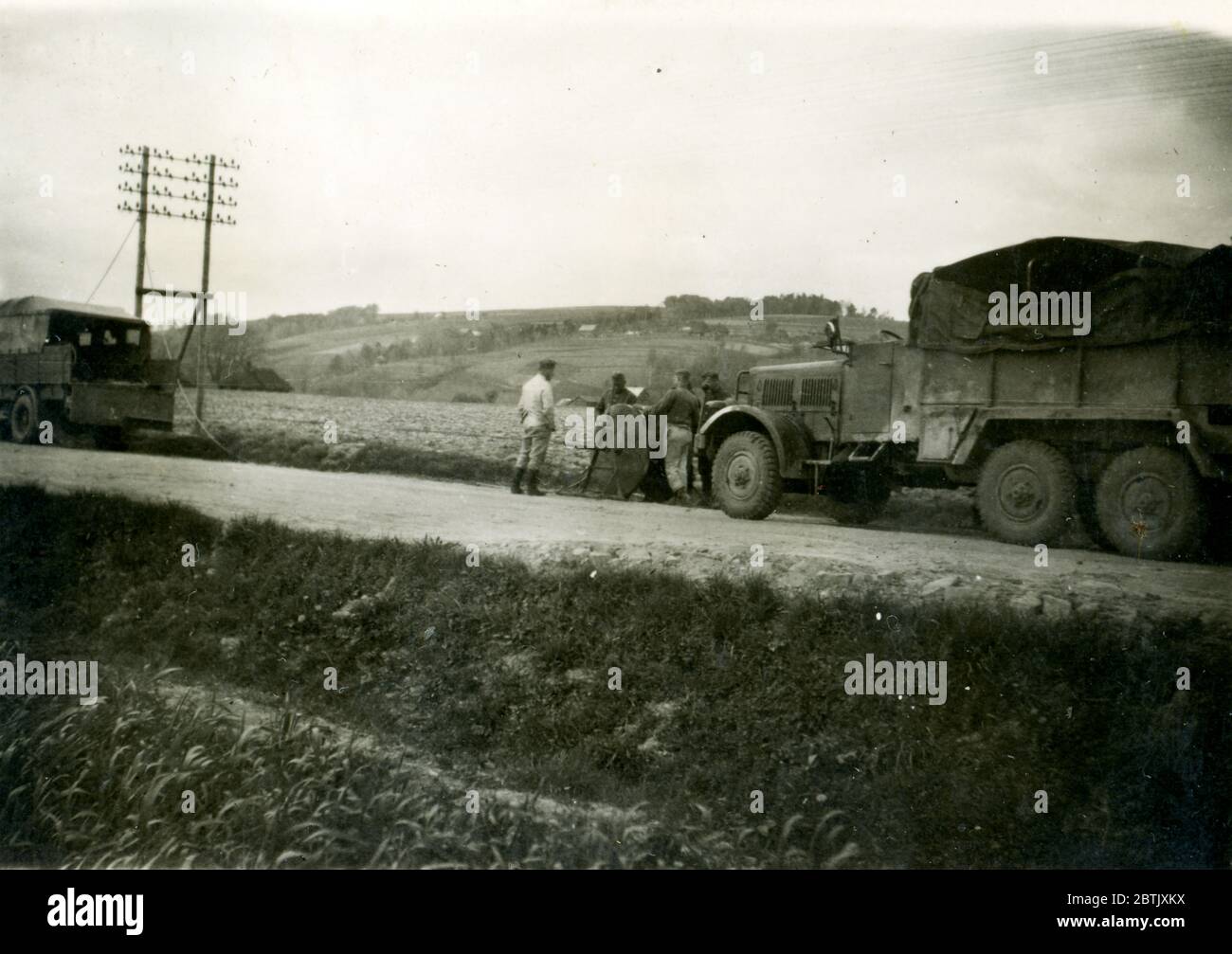 Wehrmachtssoldaten mit Henschel 33D1 WWII German Army Truck, wahrscheinlich Westfront 1942 Stockfoto